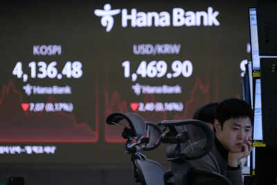  Markets slump ahead of Fed's interest rate decision; Nikkei trims over 170 points, HSI falls 0.3%