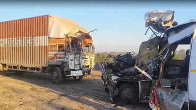  4 bomb squad constables killed as their vehicle collides with truck; 1 officer critically injured