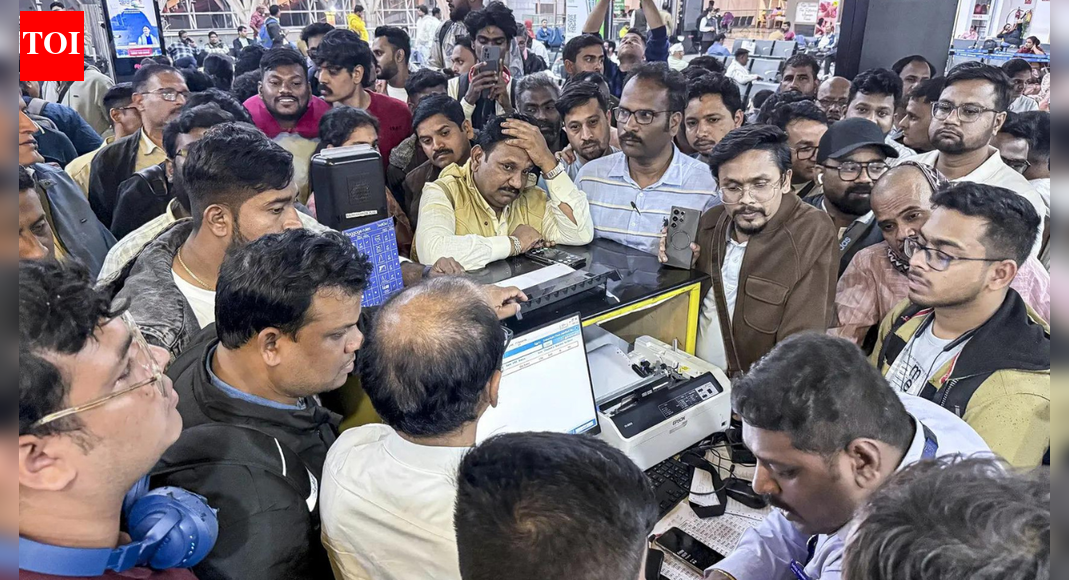 <div>'How can flight tickets cost Rs 35-39k?' Delhi HC pulls up Centre; asks what steps were taken during IndiGo chaos</div>