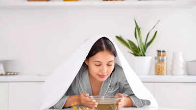 நீங்கள் நெரிசலாக உணர்கிறீர்களா? இந்த எளிய குளிர்கால நீராவி சிகிச்சை சுவாசத்தை எளிதாக்குகிறது மற்றும் உங்கள் தொண்டையை ஆற்றுகிறது