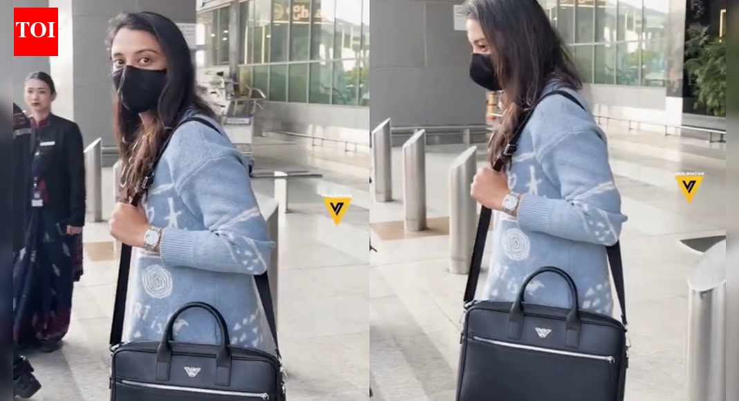 Smriti Mandhana seen in public for the first time after calling off wedding; social media erupts - Watch
