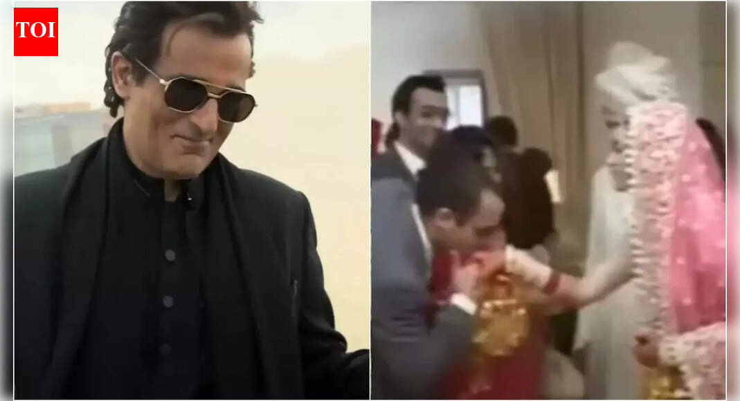 <div>Video: When Akshaye kissed Karisma's hand at her wedding</div>