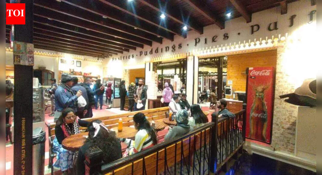 Tourists throng Darj cafe even as Glenary’s, excise exchange blows