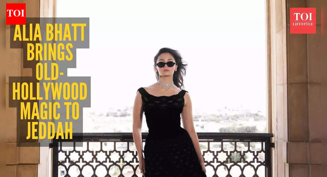 जेद्दाह में ऑड्रे हेपबर्न के चैनल के अनुसार, आलिया भट्ट ने अपना अब तक का सबसे प्रतिष्ठित रेड-कार्पेट लुक जारी किया