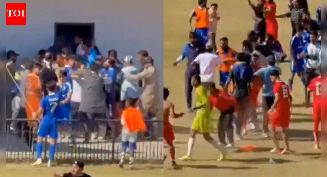 Chaos in Pakistan: Punches, kicks fly; referee assaulted - Watch