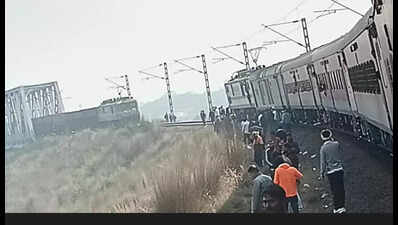 आरा-दुर्ग एक्सप्रेस और मालगाड़ी आमने-सामने टकराने से बाल-बाल बचीं