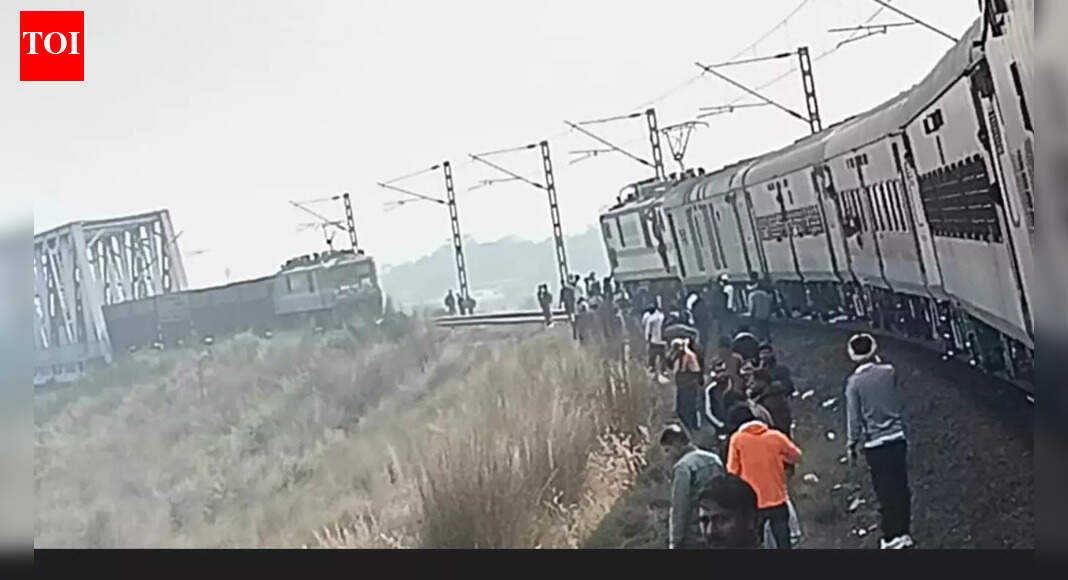 Ara-Durg Express and goods train narrowly avoid head-on collision