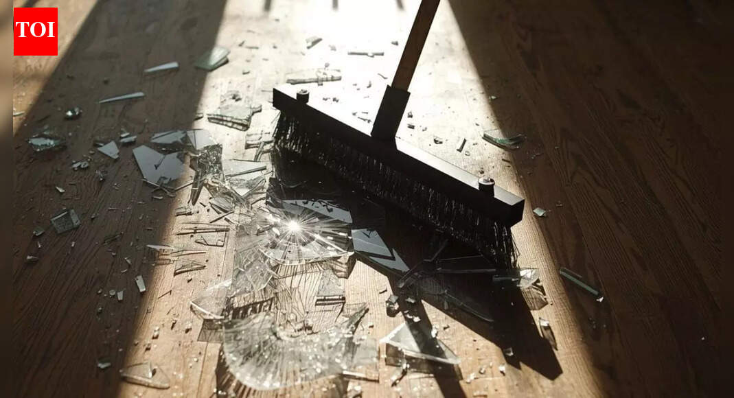 तेज टुकड़े छोड़े बिना कांच को ठीक से कैसे साफ करें |