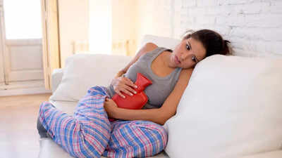 உங்கள் மாதவிடாய் காலத்தில் உங்கள் பசியின்மை ஏன் மாறுகிறது மற்றும் உங்கள் ஹார்மோன்கள் உங்களுக்கு என்ன சொல்ல முயற்சிக்கிறது