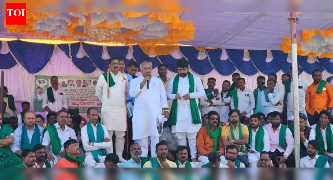 Farmers stage massive protest outside SVS to fulfil demands