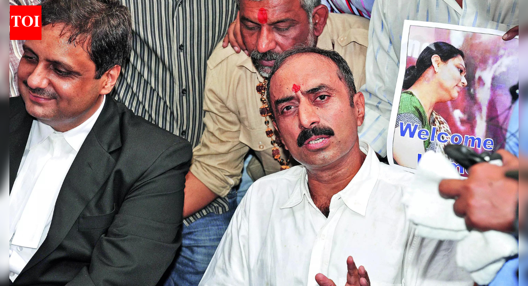<div>Supreme Court rejects plea to suspend Sanjiv Bhatt's 20-yr jail term in '96 drug-planting case</div>