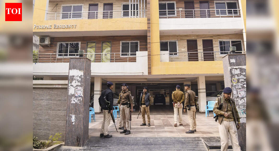 Banker under EOU lens for Rs50-crore wealth; cash and jewellery seized in raids