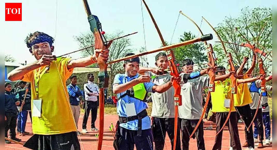 This Hidma's bow &amp; arrow shoots at straw targets