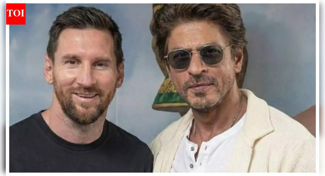 आख़िरकार लियोनेल मेसी से मिले शाहरुख खान; बेटे अबराम खान ने फुटबॉल के दिग्गज खिलाड़ी का ऑटोग्राफ लिया, फोटो के लिए पोज दिया – देखें |