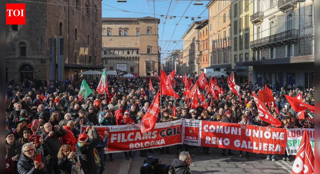 Italy: Thousands demonstrate against Meloni's budget