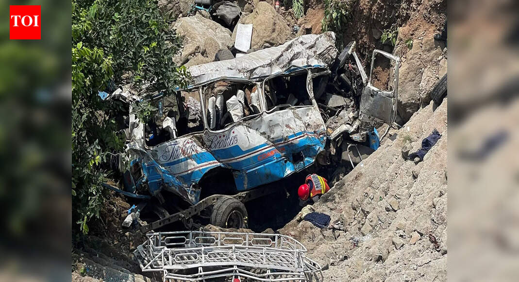 Lahore-Multan bus-trailer collision leaves hostess dead, injures 14