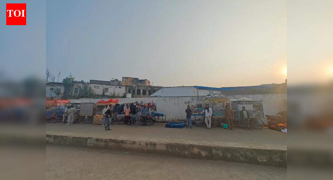 Relocation hits vendors operating around Patna Junction