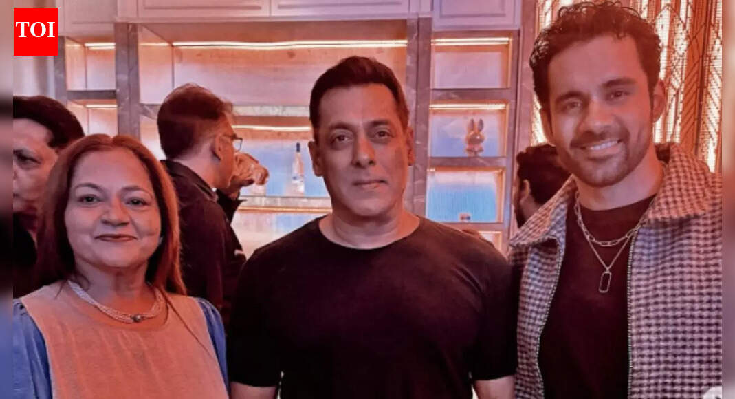 Abhishek Bajaj shares special moments with Salman Khan and his mother: ‘With my Jaan and Bhaijaan’