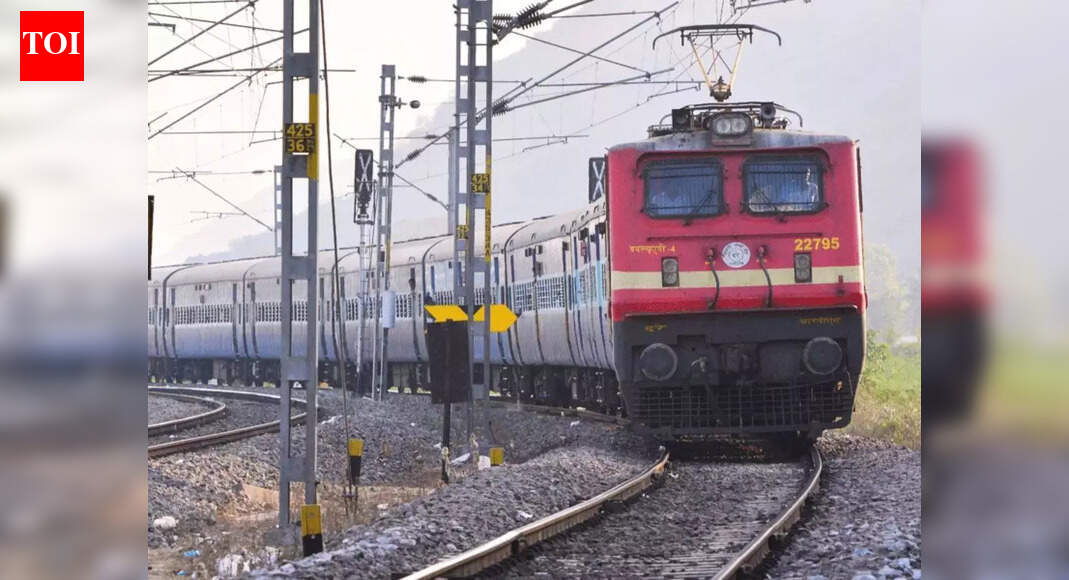 Over 1,600 passengers travel on two special Katra - New Delhi trains