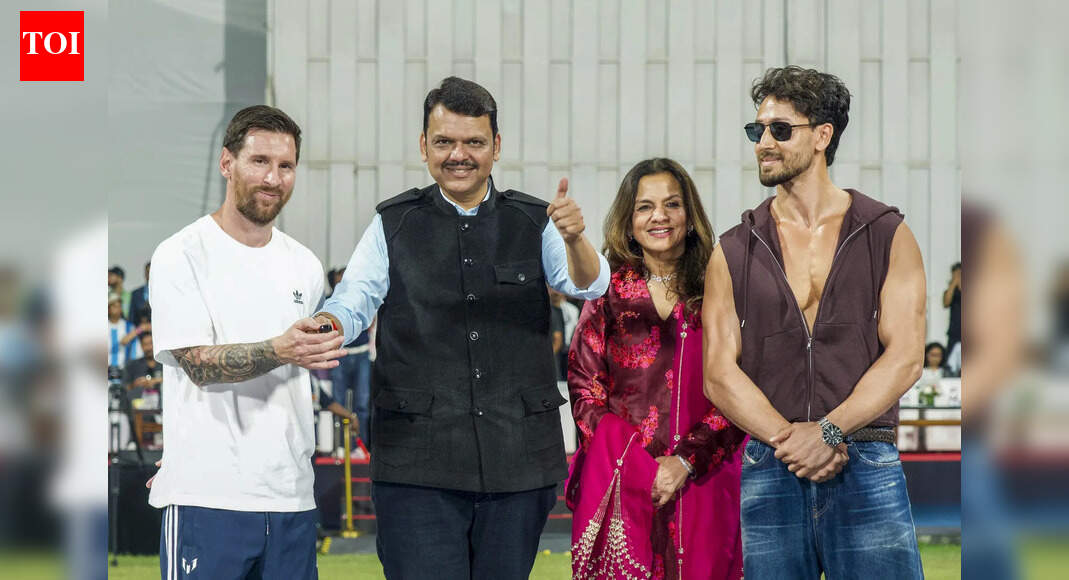 Messi's visit goes wrong! CM Fadnavis, Tiger booed by crowd - Watch
