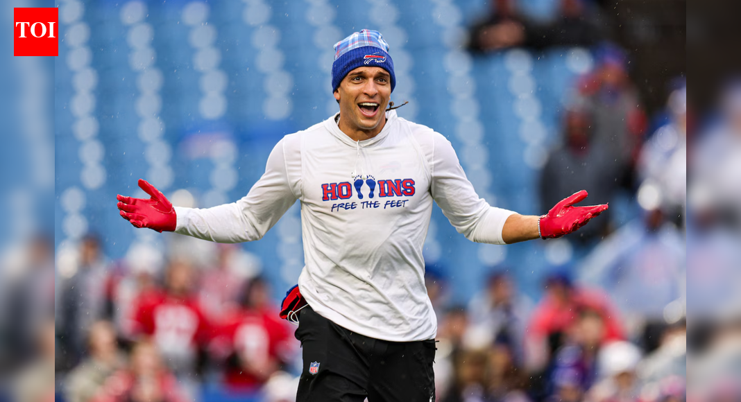 Patriots WR Mack Hollins steals show going shirtless and barefoot in the cold