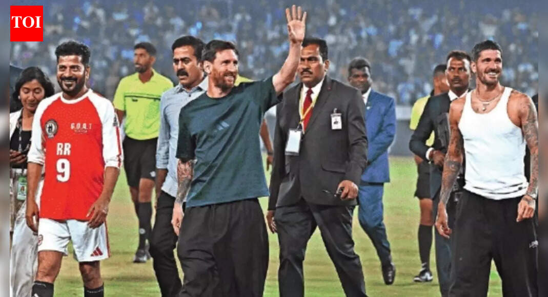 Messi, Rodrigo &amp; Suarez enchant young fans with trademark passes