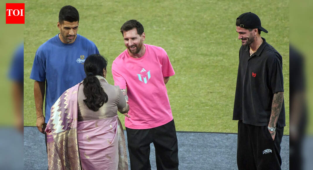 ‘AQI, AQI’ chants erupt as Messi welcomed in Delhi, crowd targets CM Rekha Gupta - Watch