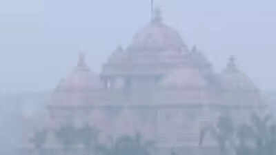 Fog adds to woes as Delhi air stays severe for 3rd day