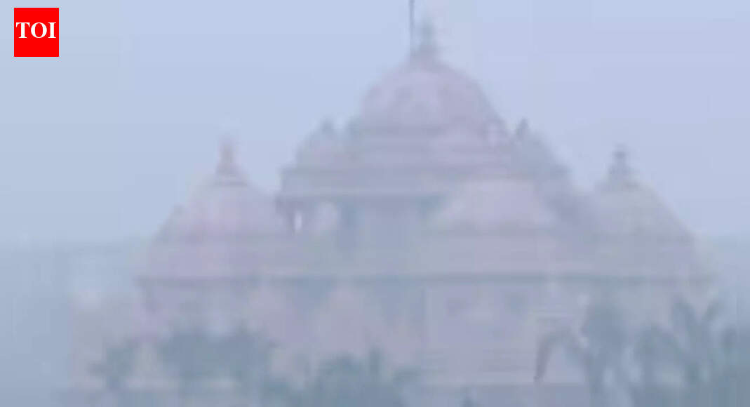 Fog adds to woes as Delhi air stays severe for 3rd day