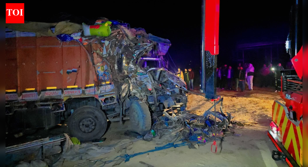 UP road accident: 4 killed, over 10 injured in head-on bus–truck collision; traffic disrupted