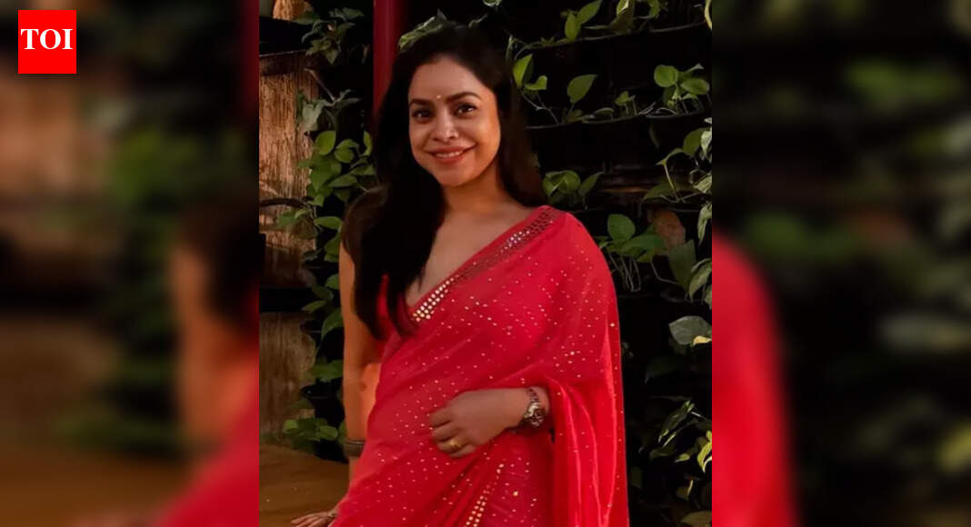 'The Kapil Sharma Show' star Sumona Chakravarti recommends THIS book; says, 'If you have ever had your heart broken, pick this up'