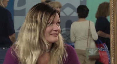 महिला उस समय दंग रह गई जब उसकी दादी के शयनकक्ष में की गई पेंटिंग की कीमत आश्चर्यजनक रूप से $300,000 बताई गई