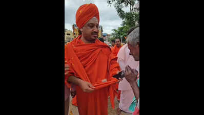 Hukkerimath seer covers 75 villages for addiction-free Haveri