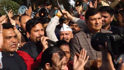 AAP protests outside Delhi Secretariat over air pollution; leaders detained