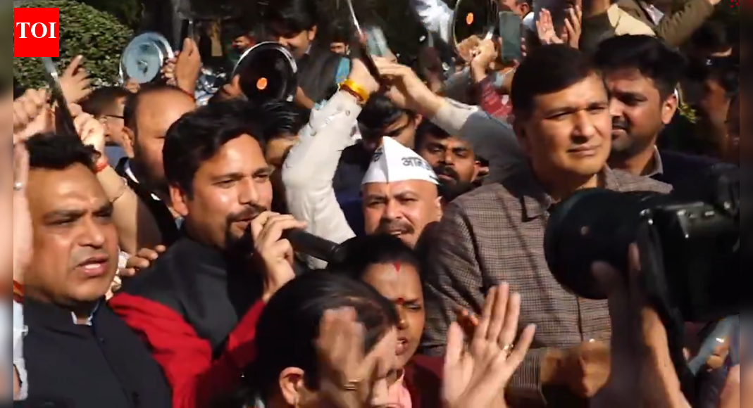 AAP protests outside Delhi Secretariat over air pollution; leaders detained