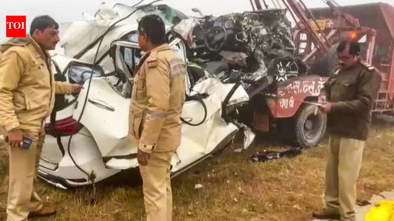 Four killed as SUV overturns after tyre burst in Unnao | Kanpur News ...