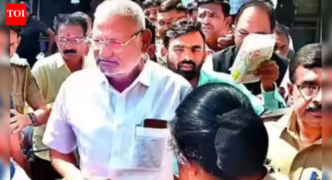 Sessions court confirms 2 years' jail for Maharashtra minister, brother