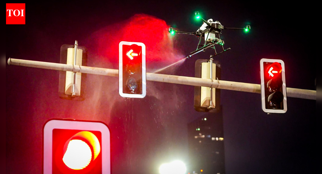 UAE: Dubai uses drones to clean traffic signals in RTA pilot project