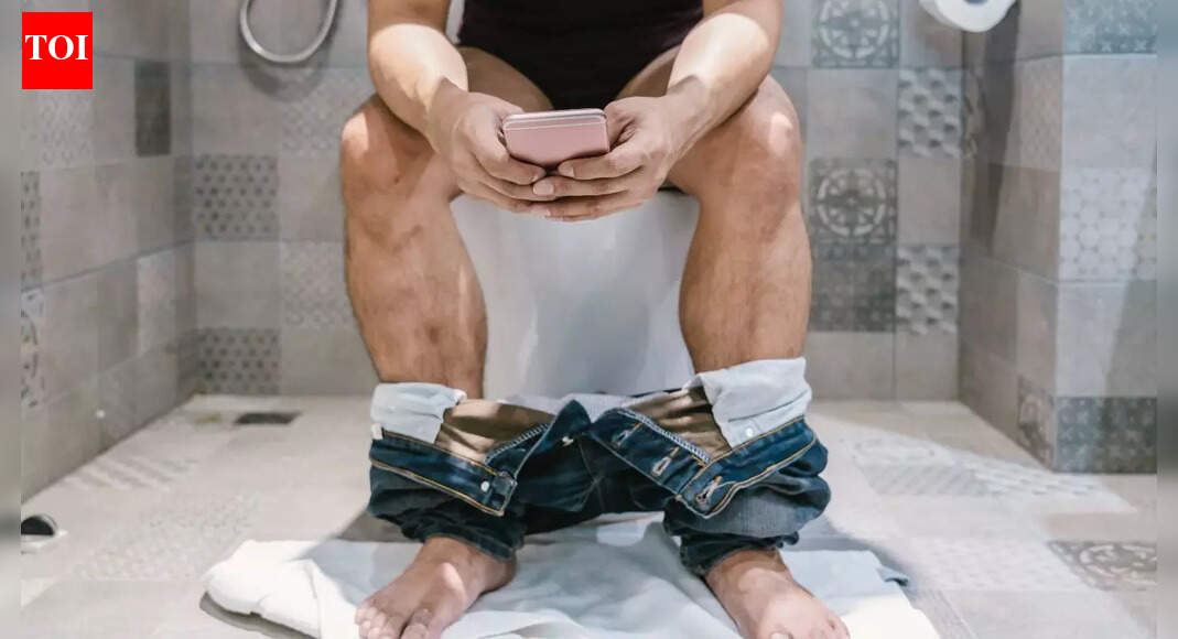 Harvard doctor issues warning: Taking your phone to the toilet could be triggering hemorrhoids