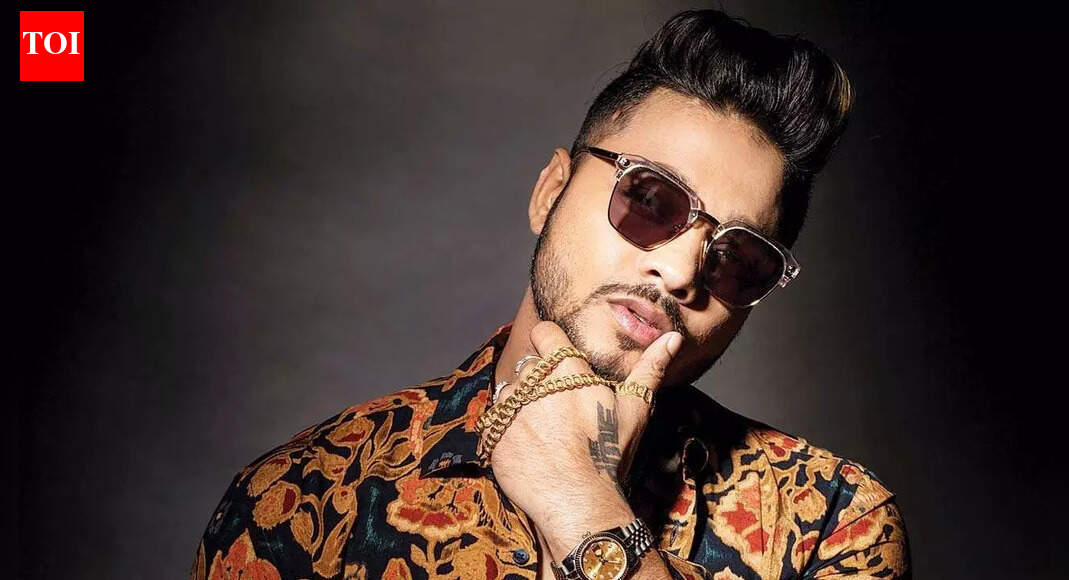 'Pata nahi kyun aap itne serious hai': Raftaar STOPS concert midway; rapper tells faculty members to move aside for students
