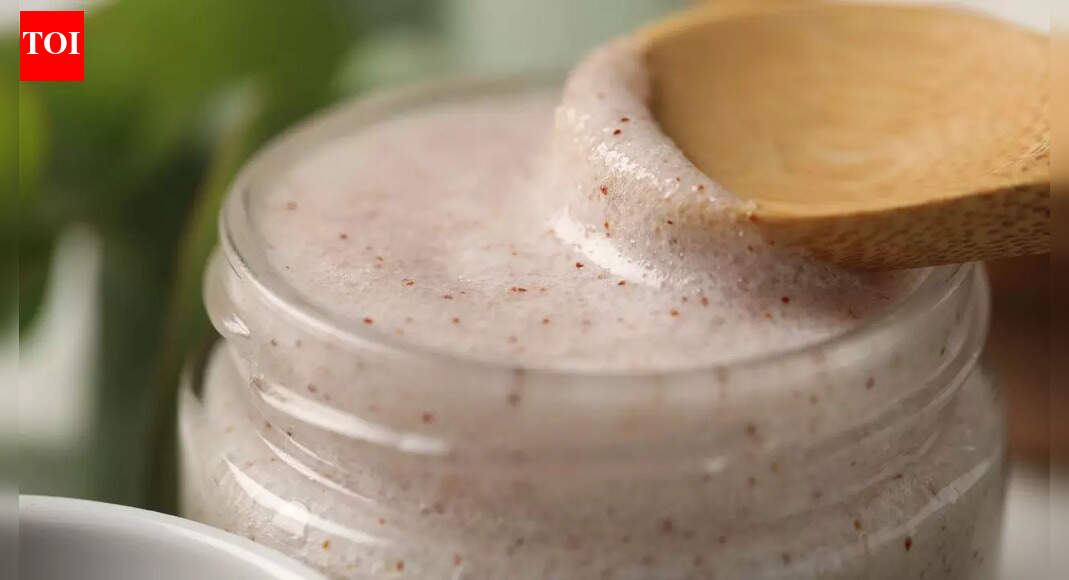 How to make a hydrating body scrub for winter that soothes dry skin and flaky skin