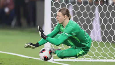 PSG goalkeeper Safonov has fractured hand after penalty shootout heroics