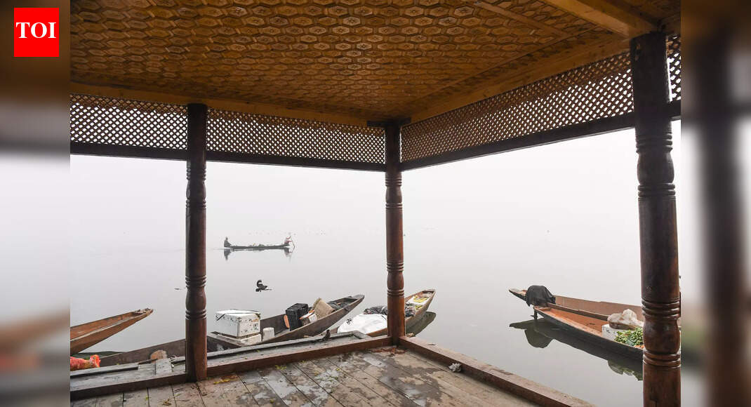 Administration bans private boats for Christmas, New Year