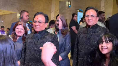 Dilip Joshi brings a smile to a little girl with a SELFIE at an event