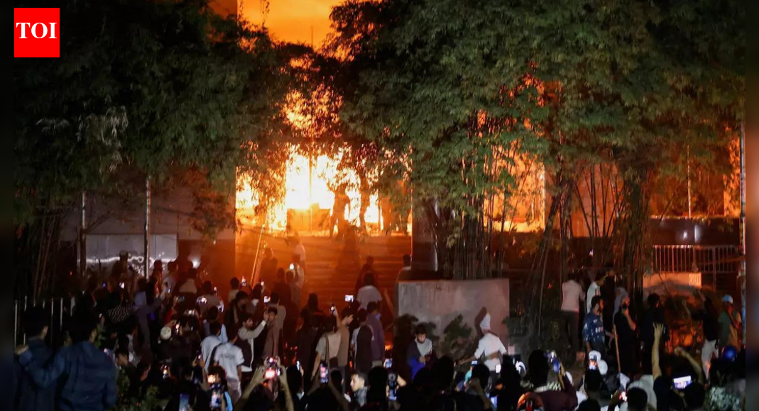 28 reporters trapped on roof: Night of horror for Bangladeshi media houses: 150 PCs looted, cameras broken