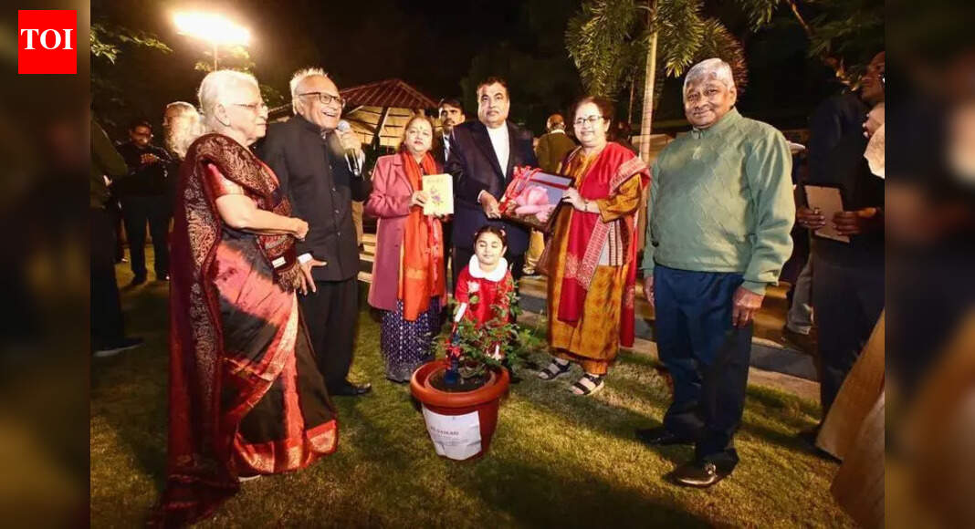 Nagpur’s Rose Expert Creates New Hybrid Variety, ‘Gadkari’ | Nagpur News  timesofindia.indiatimes.com