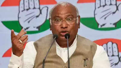  Mallikarjun Kharge on Karnataka CM row; defends Cong high command