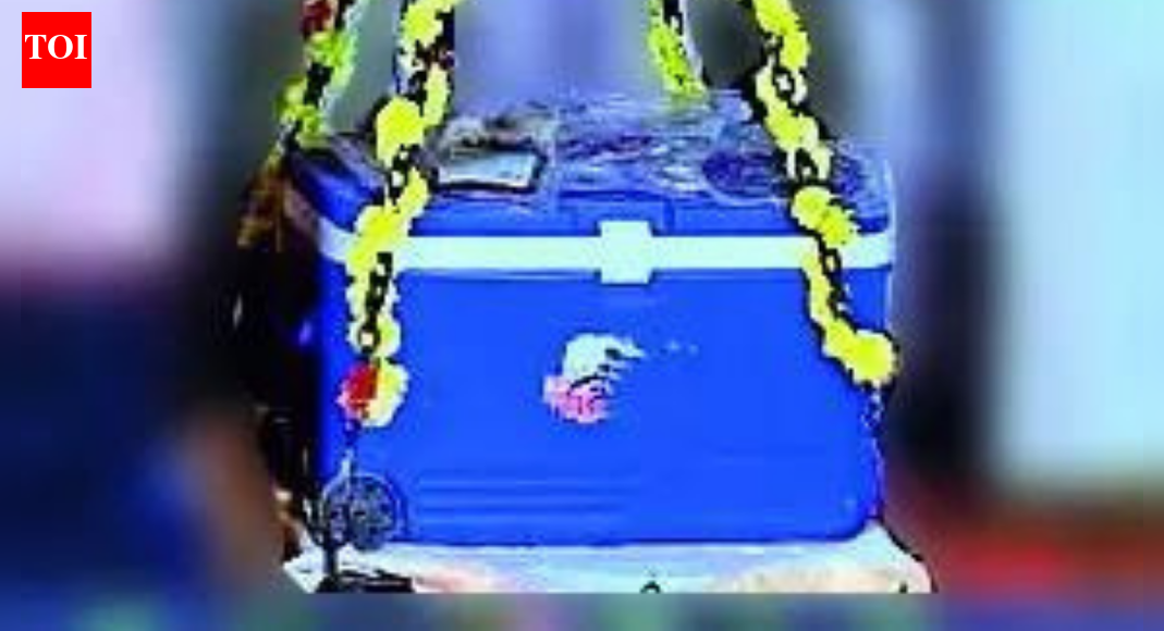 Karnataka: Former students perform teacher's tulabhara in blood, books