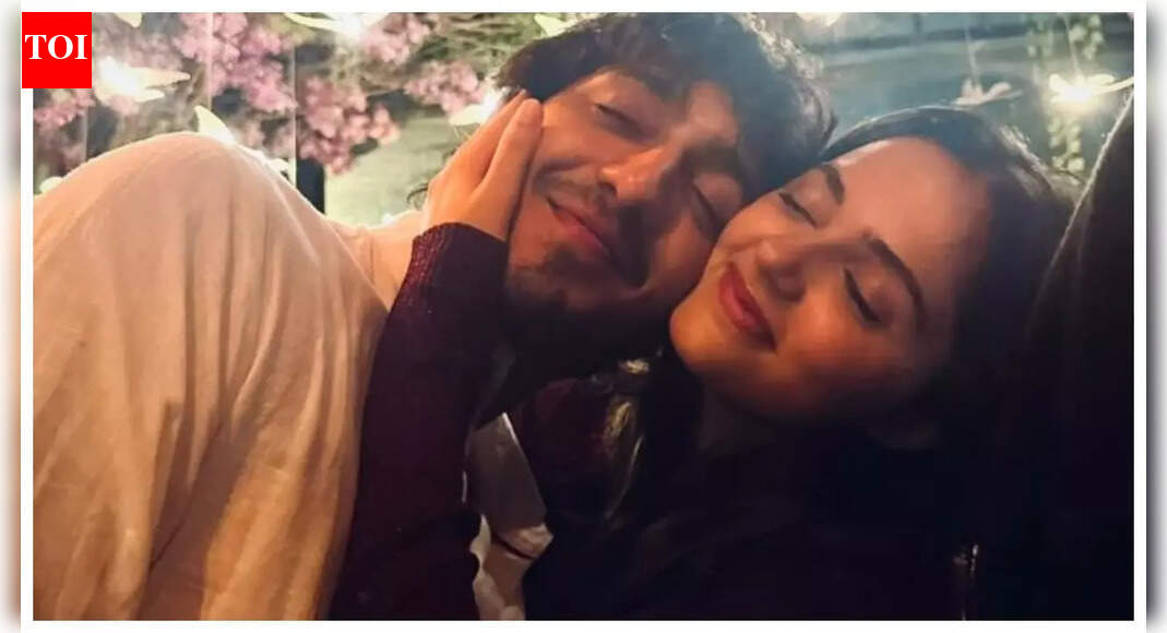 Aneet Padda's birthday wish for 'Saiyaara' co-star Ahaan Panday melts hearts; fans say 'you can just feel the love'