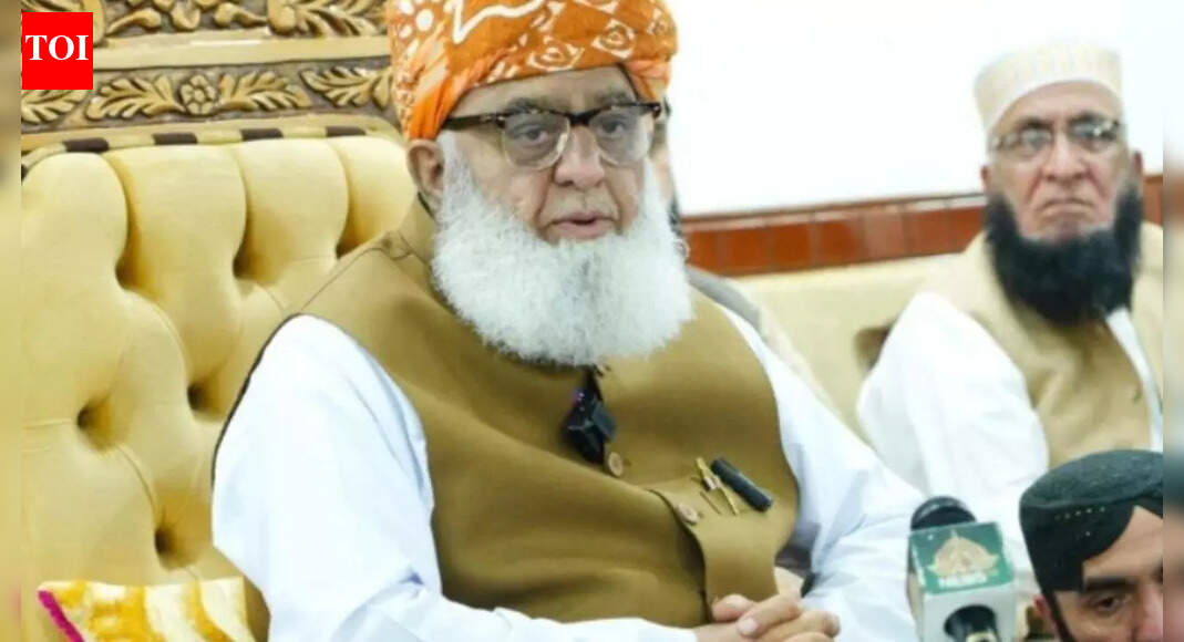 'Why do you object when India targets you': Pakistan cleric slams Munir's army— watch